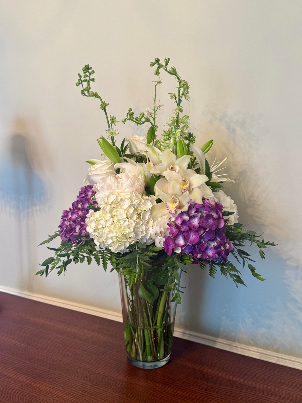 Sympathy flowers in purple, grandiose size